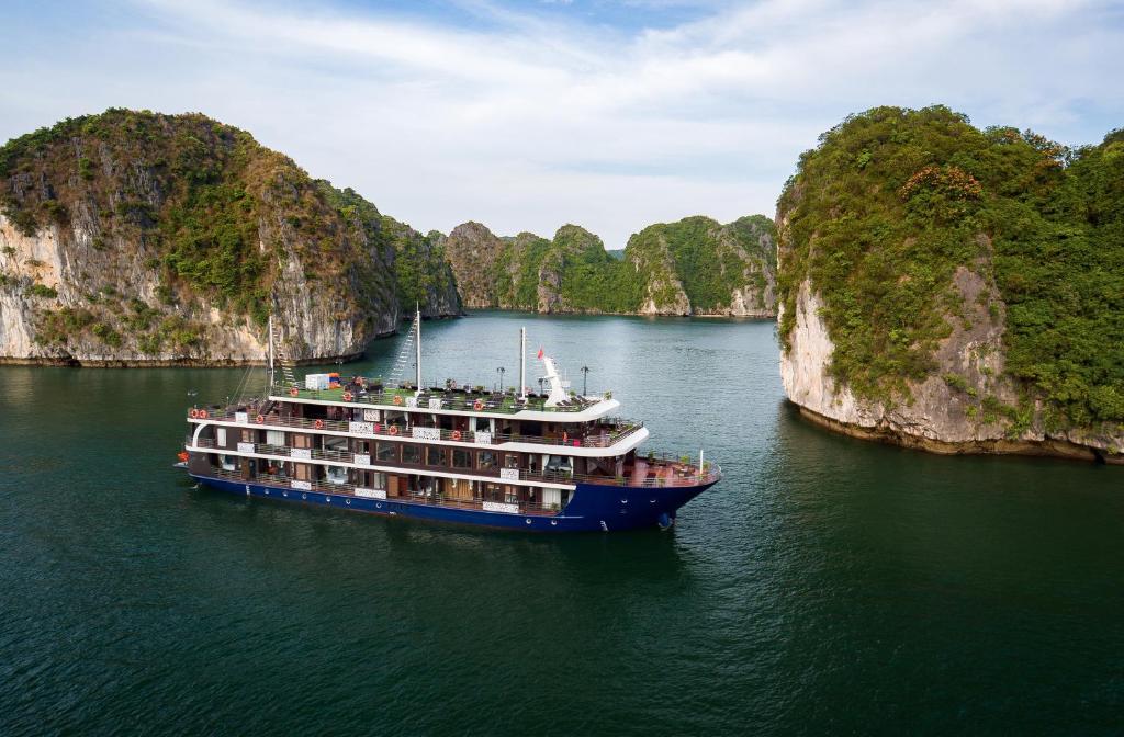 3.5 STAR/ LA PANDORA CRUISE