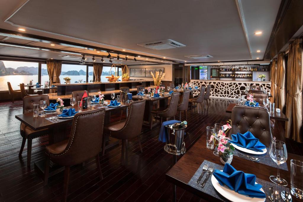 3.5 STAR/ LA PANDORA CRUISE