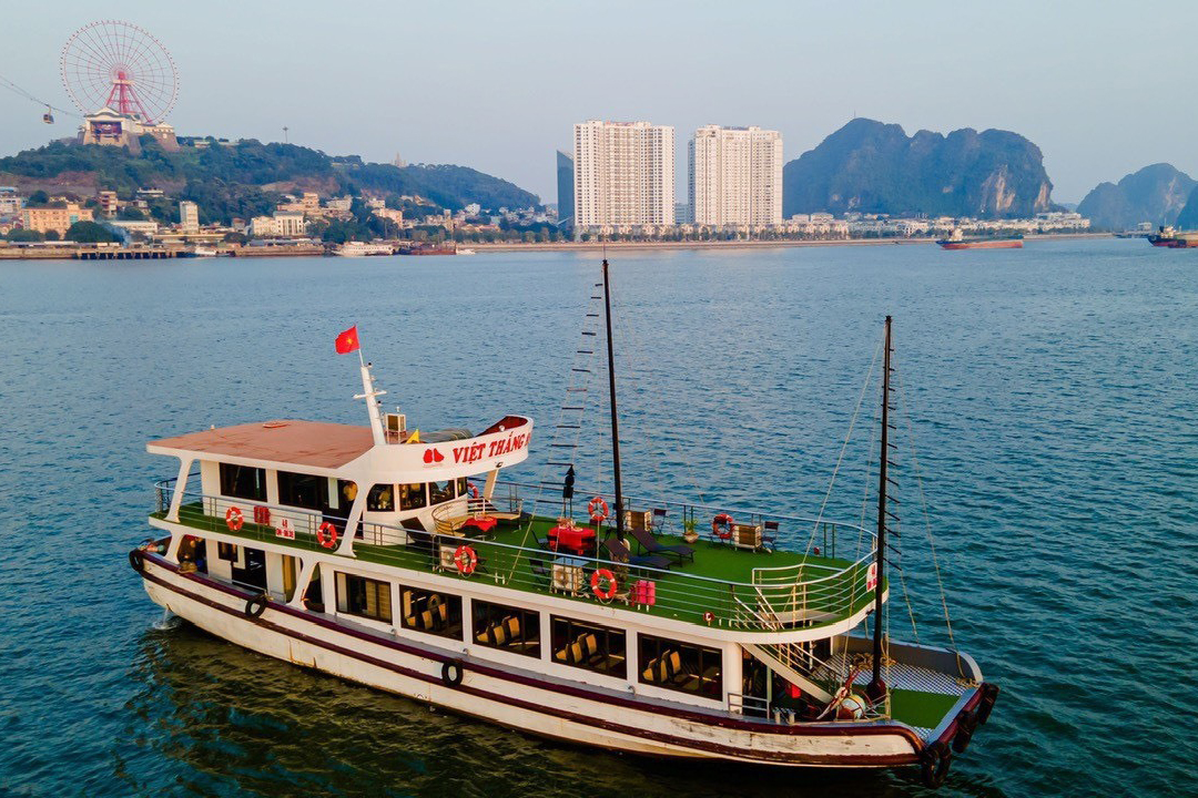 PRIVATE HA LONG BAY JOURNEY FULL DAY